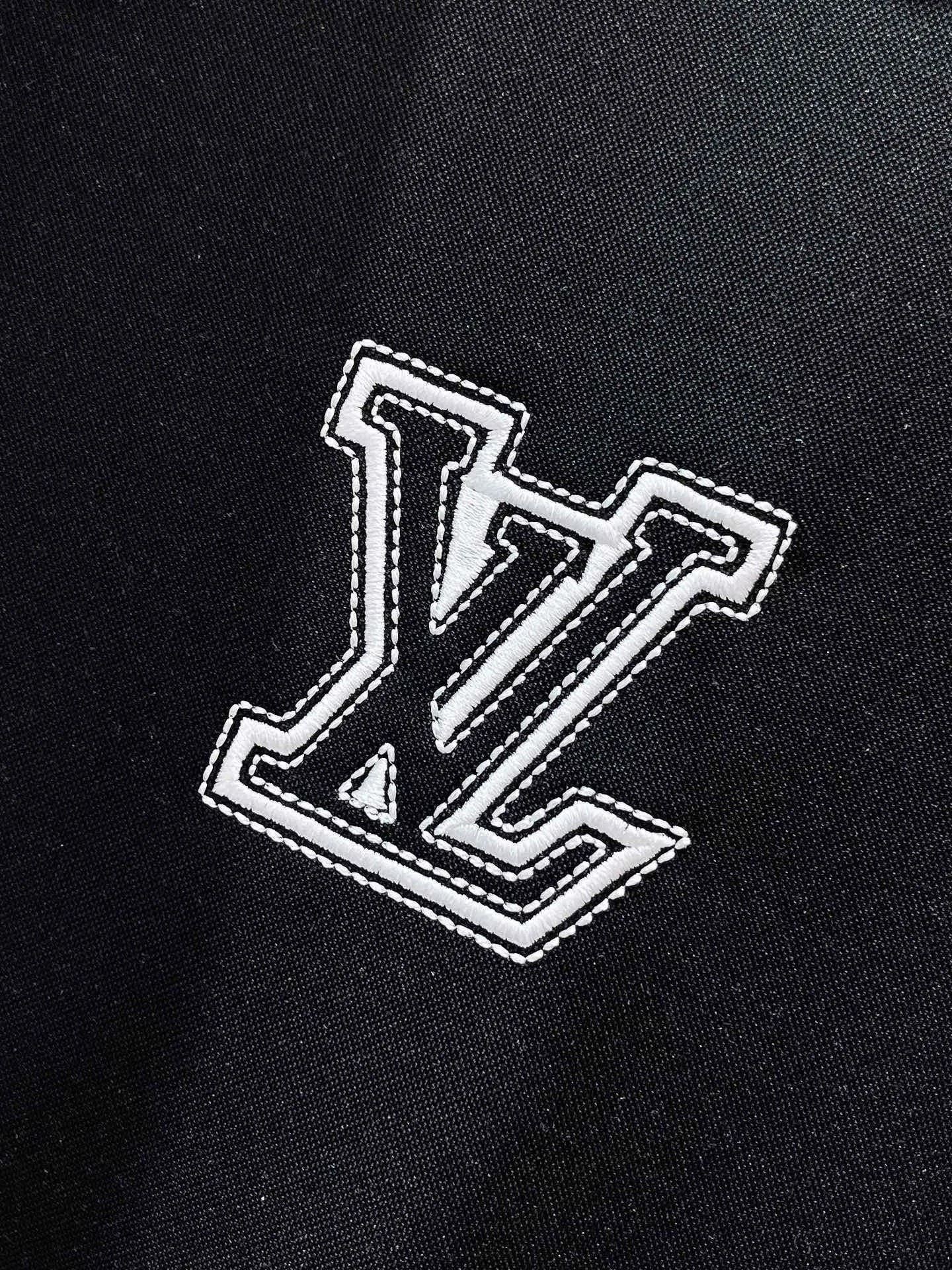 🅿️720 LV hot-selling suit is coming. Focus on the original version of the official website. 2025 new hot-selling cardigan suit. The original order is the best. 🇭🇰The meticulous work of top designers. It has a fitting and perfect upper body effect. All-natural high-quality Tencel Roman cotton 100%, close-fitting comfort, noble and elegant! Original hardware embodies elegance and nobility! Counter size: M-3XL (maximum wear up to 190 pounds)